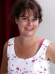 Hairy american housewife showing off her bush