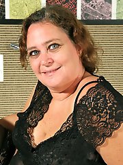 Naughty dutch bbw getting ready for bedtime