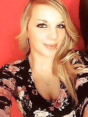 Older cutie is revealing her tits