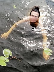 Topless mature momma is giving him what he wants