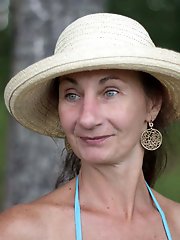 Mature mom is showing her sexy lines on camera