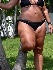 Voluptuous mature cougar gets ready for porn