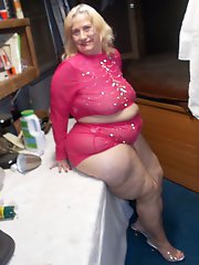 Shapely experienced mom gets ready for sex