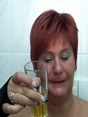 Sexy-shaped mature gilf is spreading pussy